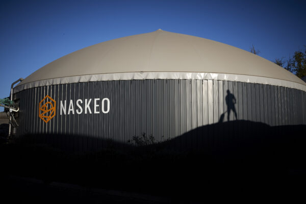 Méthaniseur NASKEO sous un ciel bleu.